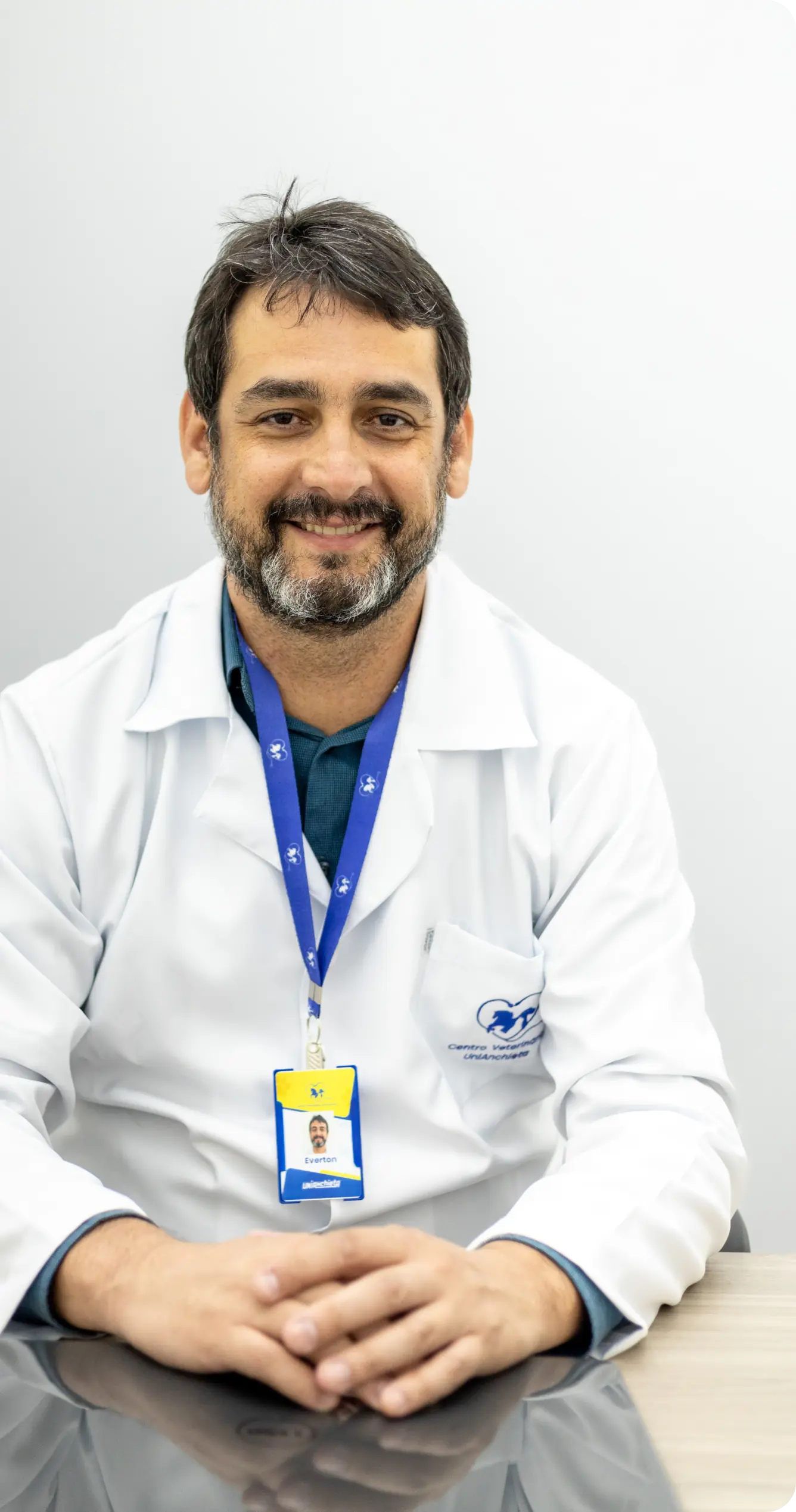 "doutor veterinário everton lopes cuidando de animais