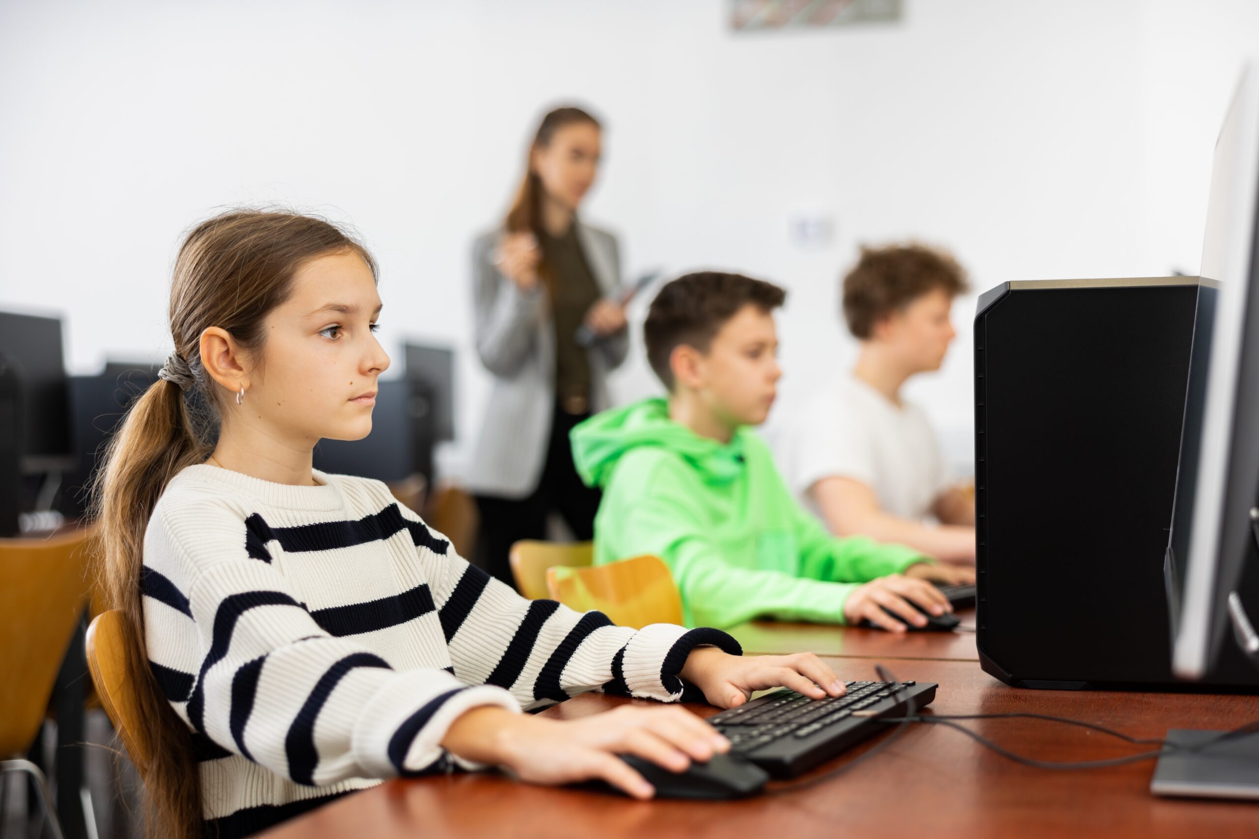 entenda como a educação básica forma as bases essenciais para uma carreira sólida e bem-sucedida.