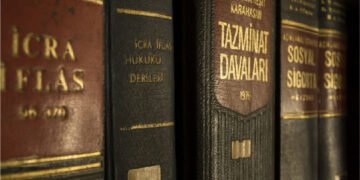 explore opções de carreira para recém-formados em Direito, destacando caminhos profissionais possíveis e orientações para uma transição suave para o mercado de trabalho jurídico.