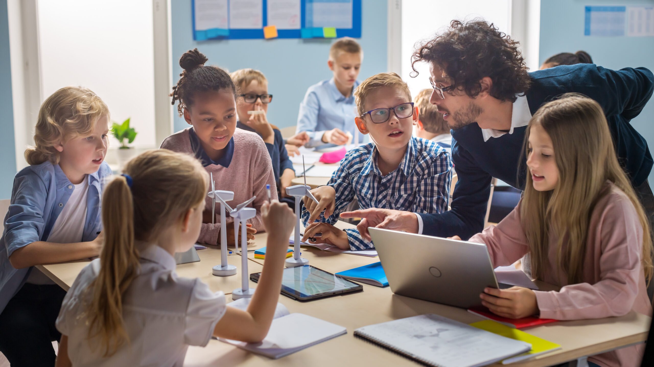 entenda a relevância do ambiente e da estrutura escolar para o aprendizado e bem-estar dos alunos.