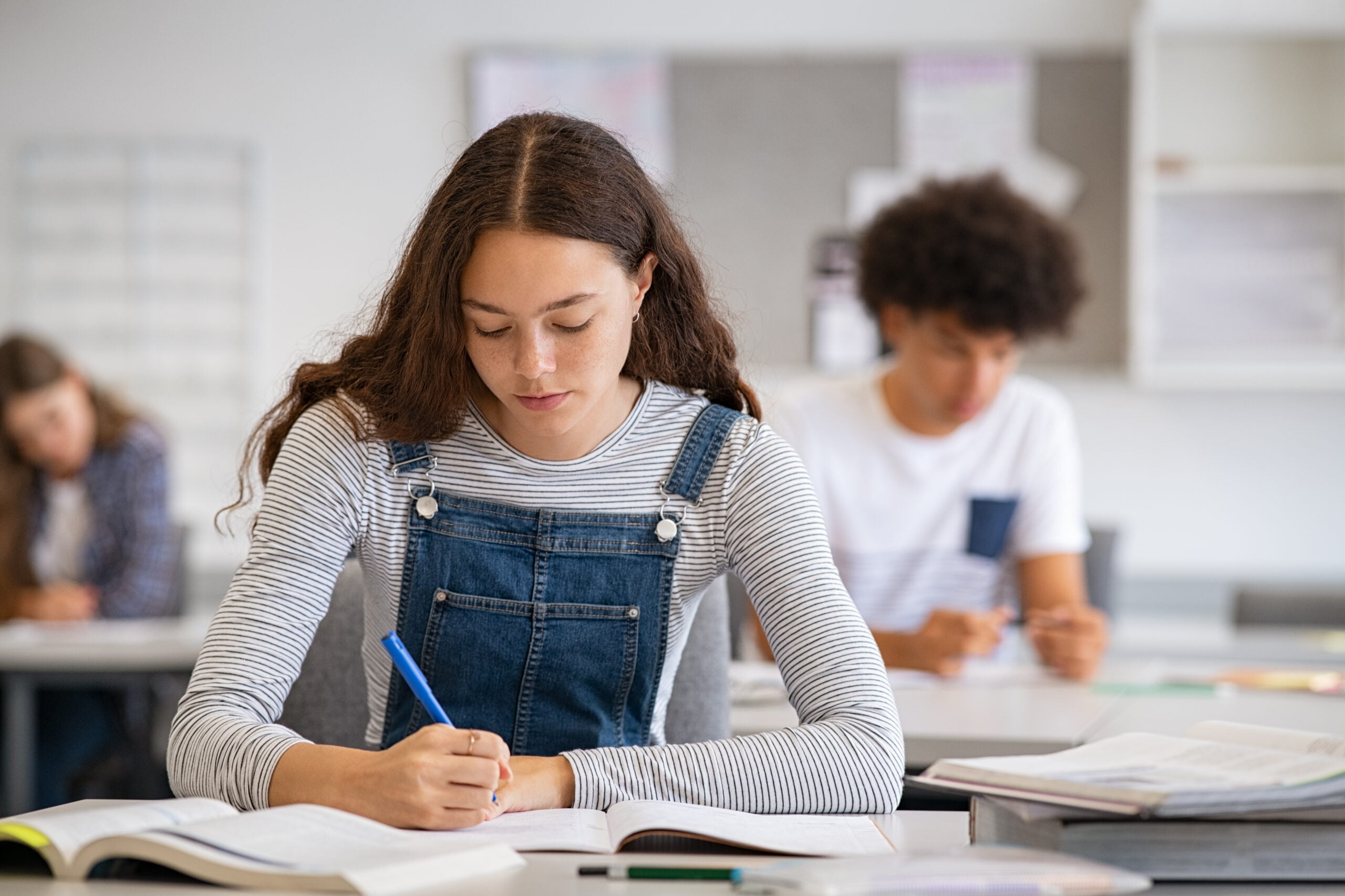 desvende as mudanças e novidades do novo Ensino Médio, compreendendo como essas transformações impactam a educação dos estudantes.