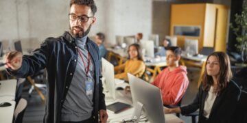 desvende os caminhos da pós-graduação e capacitação, explorando como essa jornada pode impulsionar sua carreira e abrir portas para oportunidades profissionais.