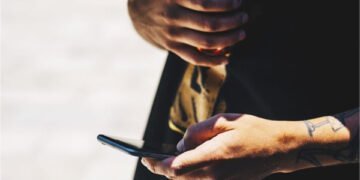 descubra como a inteligência artificial se transforma em aplicativos inovadores, proporcionando assistência valiosa para pessoas com deficiência visual.