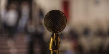 descubra estratégias eficazes para superar o medo de falar em público, capacitando-se para comunicações mais confiantes e impactantes.