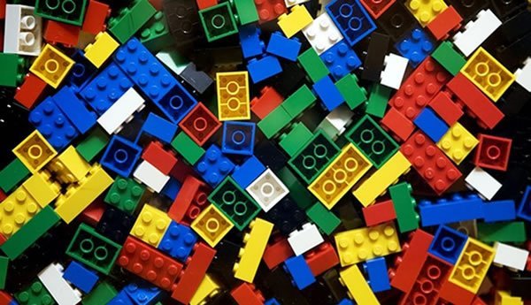 mergulhe no fascinante mundo da tecnologia por trás das peças de Lego, explorando os processos de fabricação, design e inovações que tornam esse brinquedo tão especial.