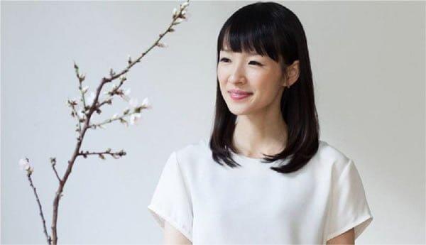 descubra como os princípios de organização de Marie Kondo, apresentados em sua nova série, podem ser aplicados para aprimorar sua produtividade e bem-estar no ambiente de trabalho.