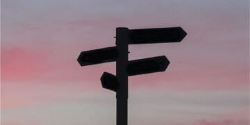 explore o processo de escolha da pós-graduação ideal, considerando fatores como interesses profissionais, objetivos de carreira e áreas de especialização.