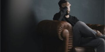 compreenda as possíveis razões por trás de lapsos de memória e explore estratégias para melhorar a saúde cognitiva.