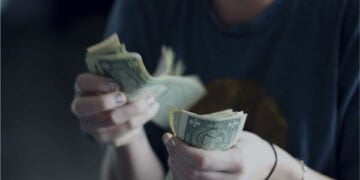 analise a situação financeira no Brasil, onde uma em cada quatro famílias enfrenta dívidas com pagamentos atrasados, compreendendo os impactos dessa realidade nas dinâmicas familiares e na economia.