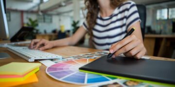 o design gráfico é a arte de combinar elementos visuais e texto para transmitir mensagens. Os designers gráficos criam layouts para impressão e mídia digital, influenciando nossa percepção e comportamento.